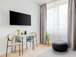 Suite | Wohnbereich | 50-Zoll-Smart-TV mit Satellitenempfang, Fernseher