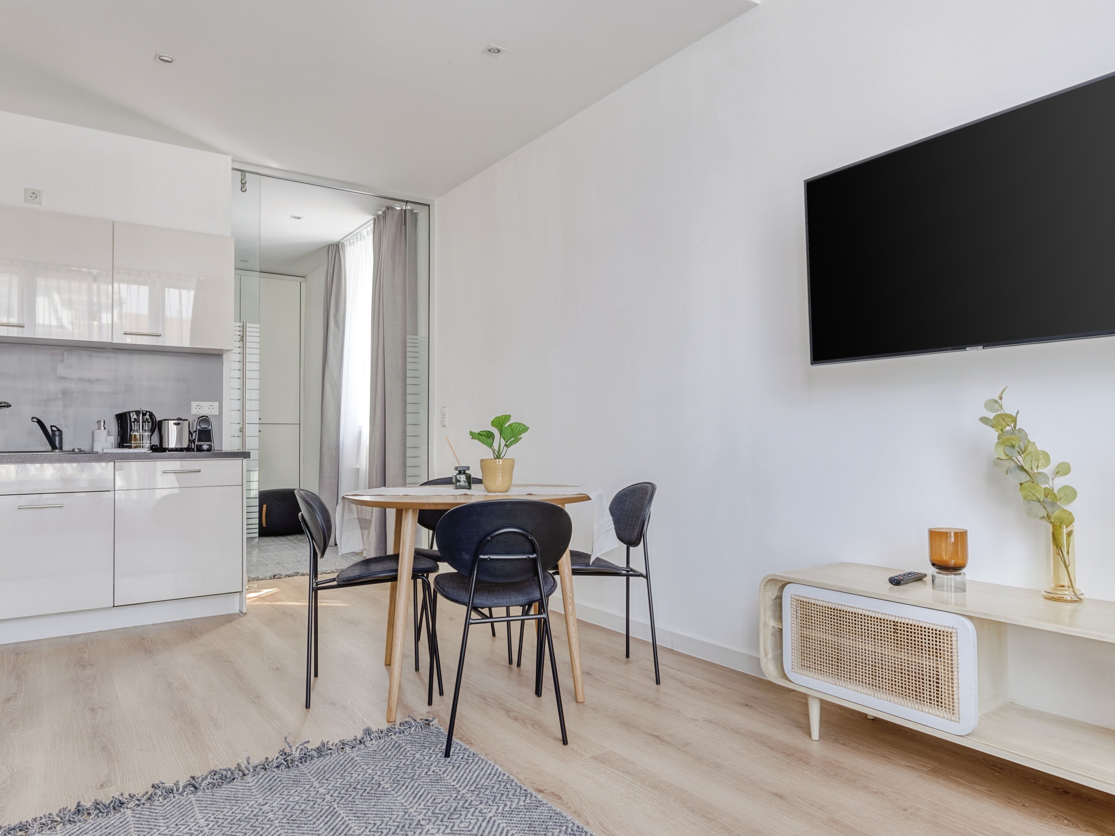 Suite with sofa bed | Living area | 50-inch Smart TV with satellite channels, TV