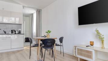 Suite with sofa bed | Living area | 50-inch Smart TV with satellite channels, TV