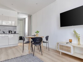 Suite with sofa bed | Living area | 50-inch Smart TV with satellite channels, TV