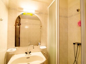 Bathroom - Cozy 2-Room Apartment with Parking, Close to Beach and Center in Saint-Cyprien (Saint-Cyprien)