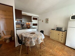 Fridge, microwave - Cozy 2-Room Apartment with Parking, Close to Beach and Center in Saint-Cyprien (Saint-Cyprien)