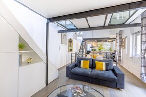 Interior - Le Loft - Les Demoiselles at Versailles (Versailles)