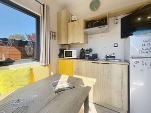 Réfrigérateur, micro-ondes, plaque de cuisson, lave-vaisselle