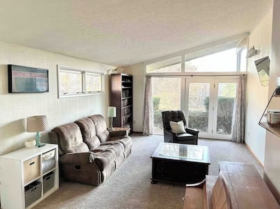 Cheerful 3 BR Residential Home in Small Town USA