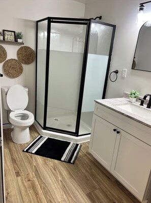 Combined shower/bathtub, hair dryer, towels, soap