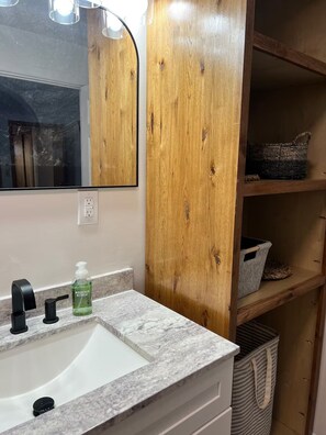 Combined shower/bathtub, hair dryer, towels, soap