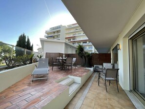 屋外ダイニングエリア