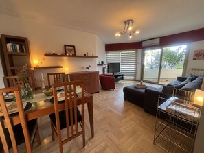 TV - Charming 1BR Apt with Terrace in Antibes, AC, Close to Port & Shops (Antibes)