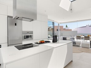 Een koelkast, een microgolfoven, een oven, een vaatwasser