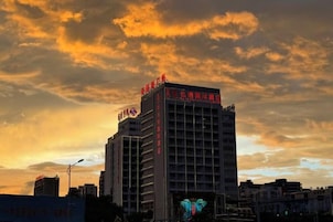 Un edificio de varios pisos con señalización en un idioma extranjero, probablemente un hotel o propiedad comercial.