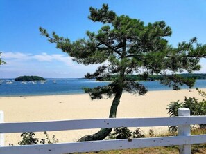Plage à proximité, chaises longues, serviettes de plage