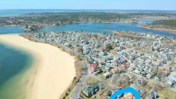 Playa en los alrededores, camastros y toallas de playa