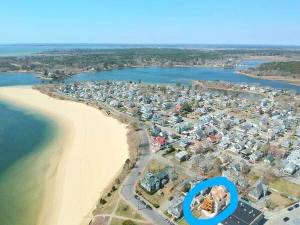 Plage à proximité, chaises longues, serviettes de plage