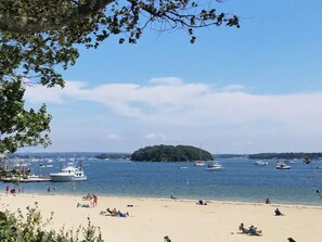 Perto da praia, espreguiçadeiras, toalhas de praia 