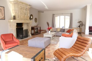 TV, fireplace, table football, ping pong - Vacation rental house with pool MOURIES LS1-394 (Mouriès)