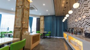 A modern restaurant with a checkered wall, a wooden pillar, and a counter with food items. - Qingmu Select Hotel (Jintan No.4 Middle School Yaoban Branch) (Changzhou)