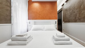 A hotel room with a large bed, white linens, and neatly folded towels on either side. - Italianway Collection - Corso Venezia 7 - Tosca (Milan)