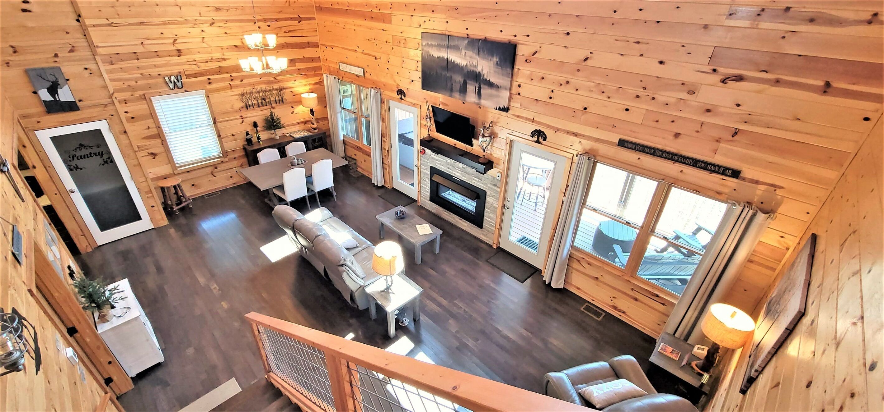 Smart-TV, peis, bøker og musikkbibliotek