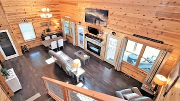 Smart-TV, peis, bøker og musikkbibliotek