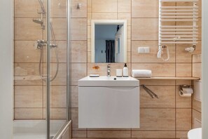 Shower, shampoo