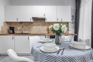 Fridge, stovetop, dishwasher, coffee/tea maker