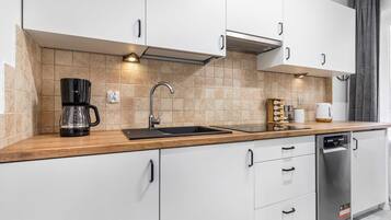 Fridge, stovetop, dishwasher, coffee/tea maker