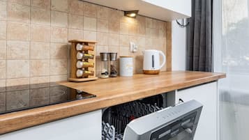 Fridge, stovetop, dishwasher, coffee/tea maker