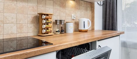 Frigorífic, placa de cuina, rentaplats i cafetera i tetera