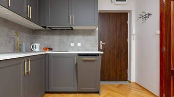 Fridge, microwave, stovetop, dishwasher