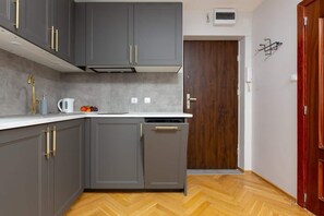 Kühlschrank, Mikrowelle, Herdplatte, Geschirrspüler