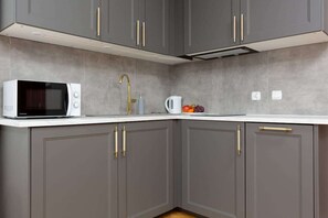 Kühlschrank, Mikrowelle, Herdplatte, Geschirrspüler