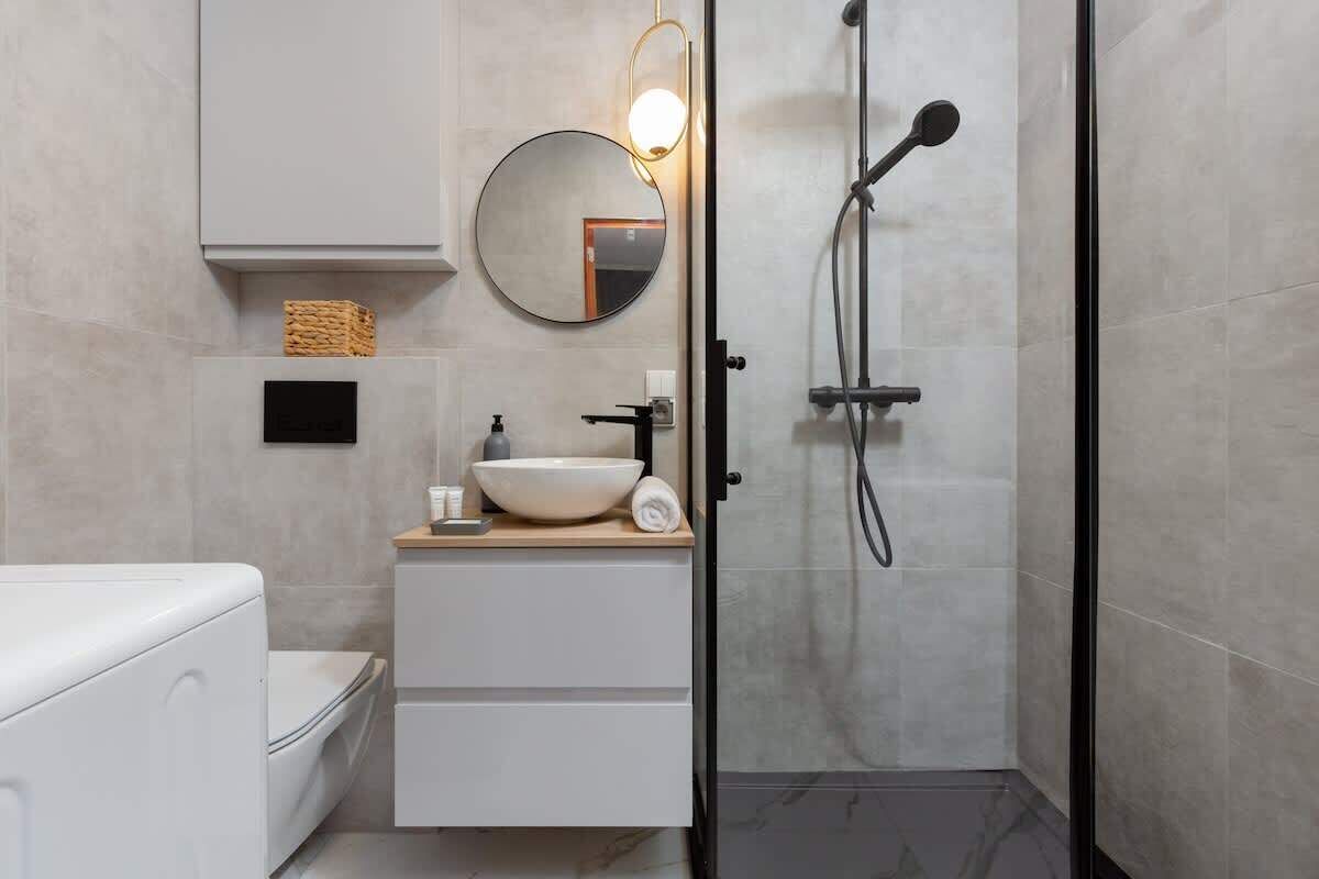 Shower, hair dryer, shampoo