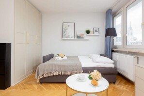 Een strijkplank/strijkijzer, wifi, beddengoed