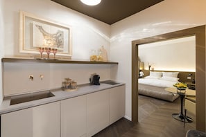 Appartamento Luxury | Cucina privata | Frigorifero con congelatore, microonde, forno, piano cottura