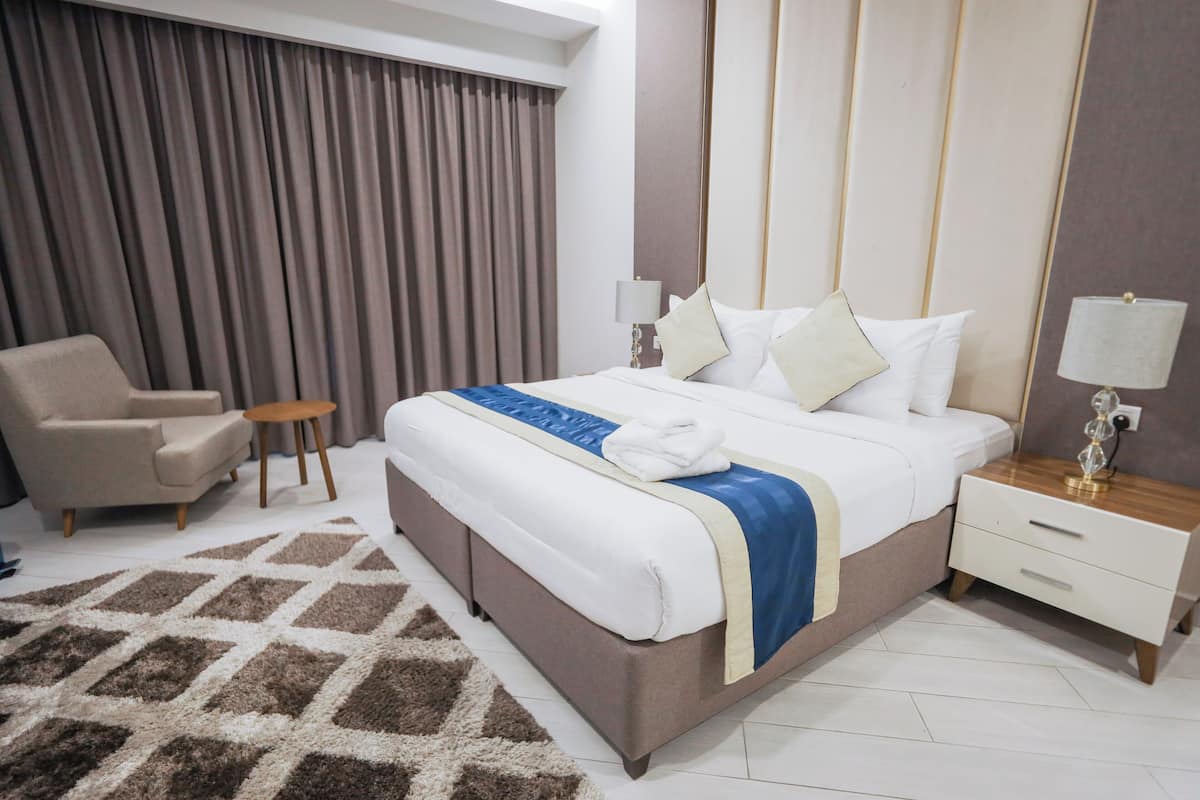 1 Schlafzimmer, individuell eingerichtet, schallisolierte Zimmer