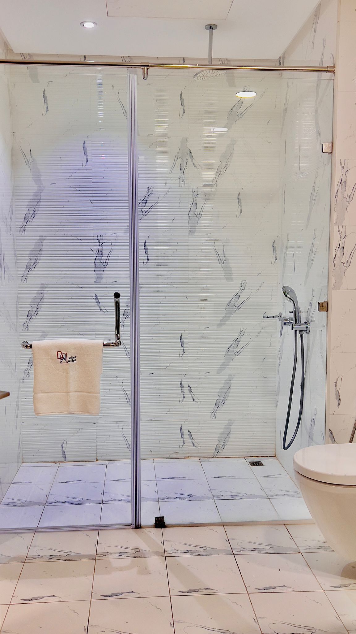 大花洒淋浴喷头、免费洗浴用品、吹风机、坐浴桶