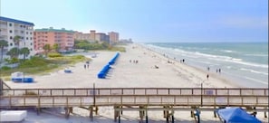 Plage, chaises longues, serviettes de plage