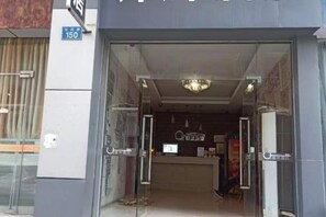Exterior detail - Jinhui Hotel (Guangyi Affiliated Hospital Respiratory Medicine Center Tanwei Subway Station) (Guangzhou)