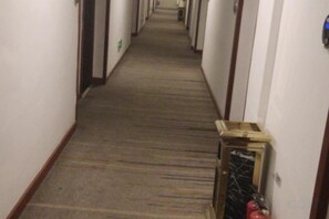 A hotel hallway with carpeted floors and doors on both sides. - Jinhui Hotel (Guangyi Affiliated Hospital Respiratory Medicine Center Tanwei Subway Station) (Guangzhou)