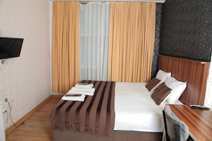 Deluxe-Zimmer, 2 Schlafzimmer | Hochwertige Bettwaren, Minibar, Schreibtisch, Verdunkelungsvorhänge