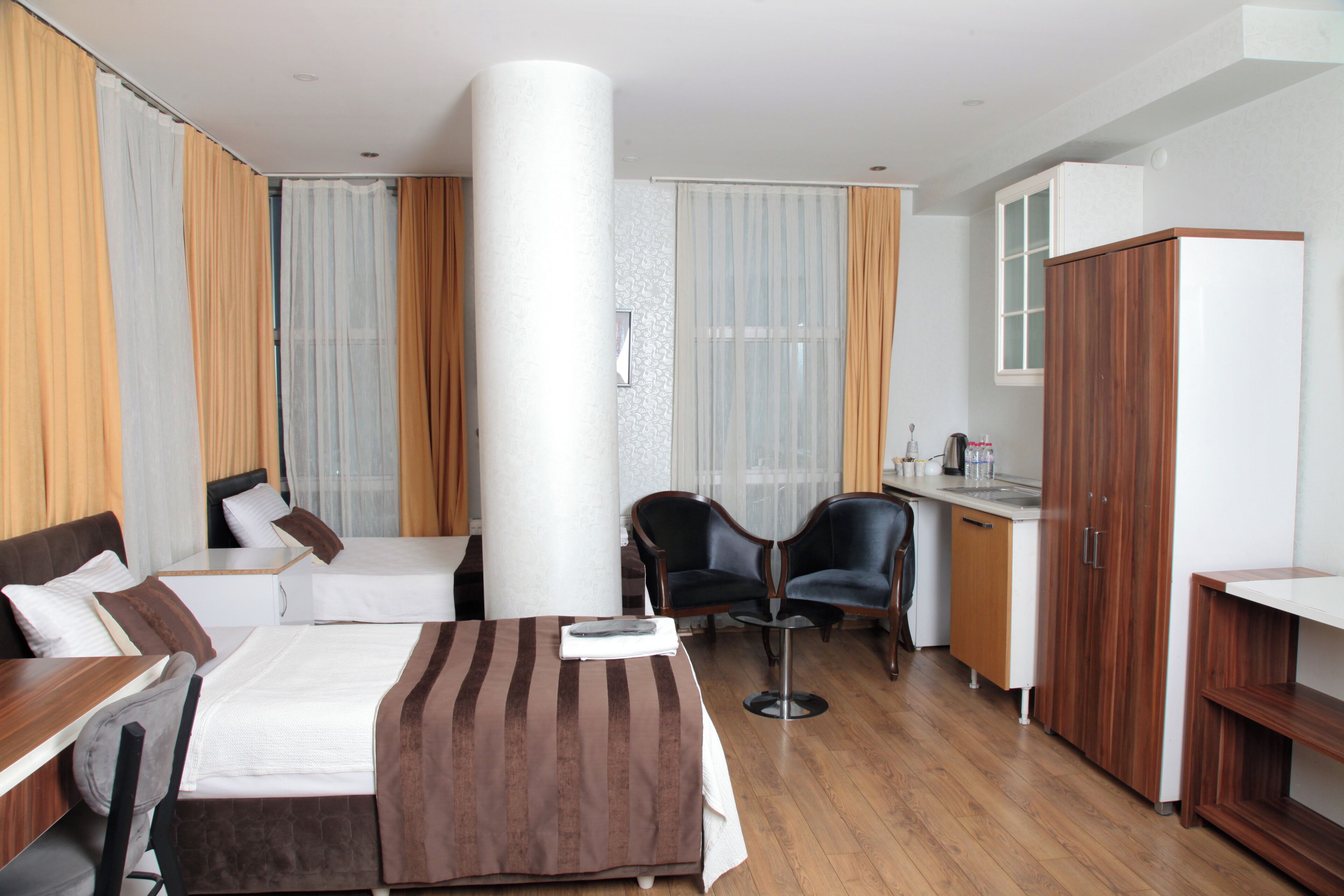 Suite familiar | Ropa de cama de alta calidad, minibar, escritorio y cortinas blackout 