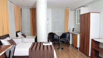 Suite familiar | Ropa de cama de alta calidad, minibar, escritorio y cortinas blackout