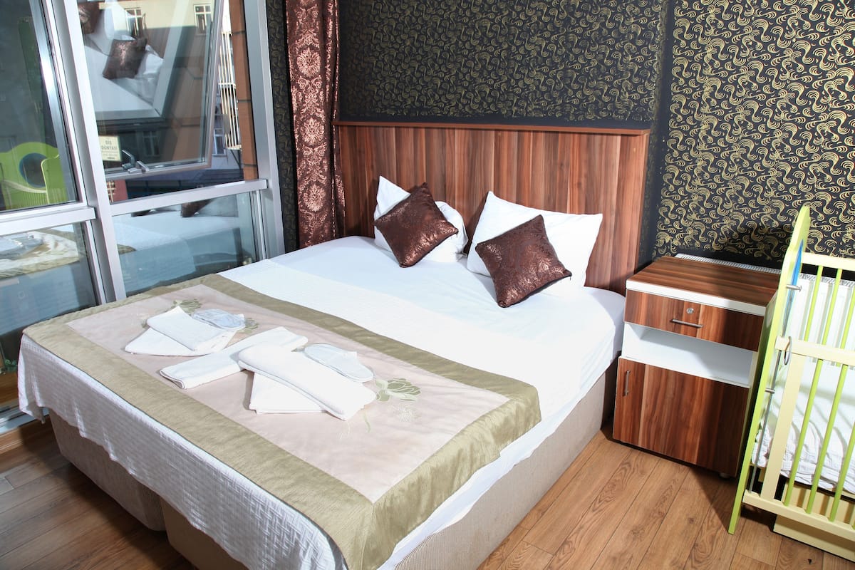 Deluxe kamer, 2 slaapkamers | 2 slaapkamers, luxe beddengoed, een minibar, een bureau