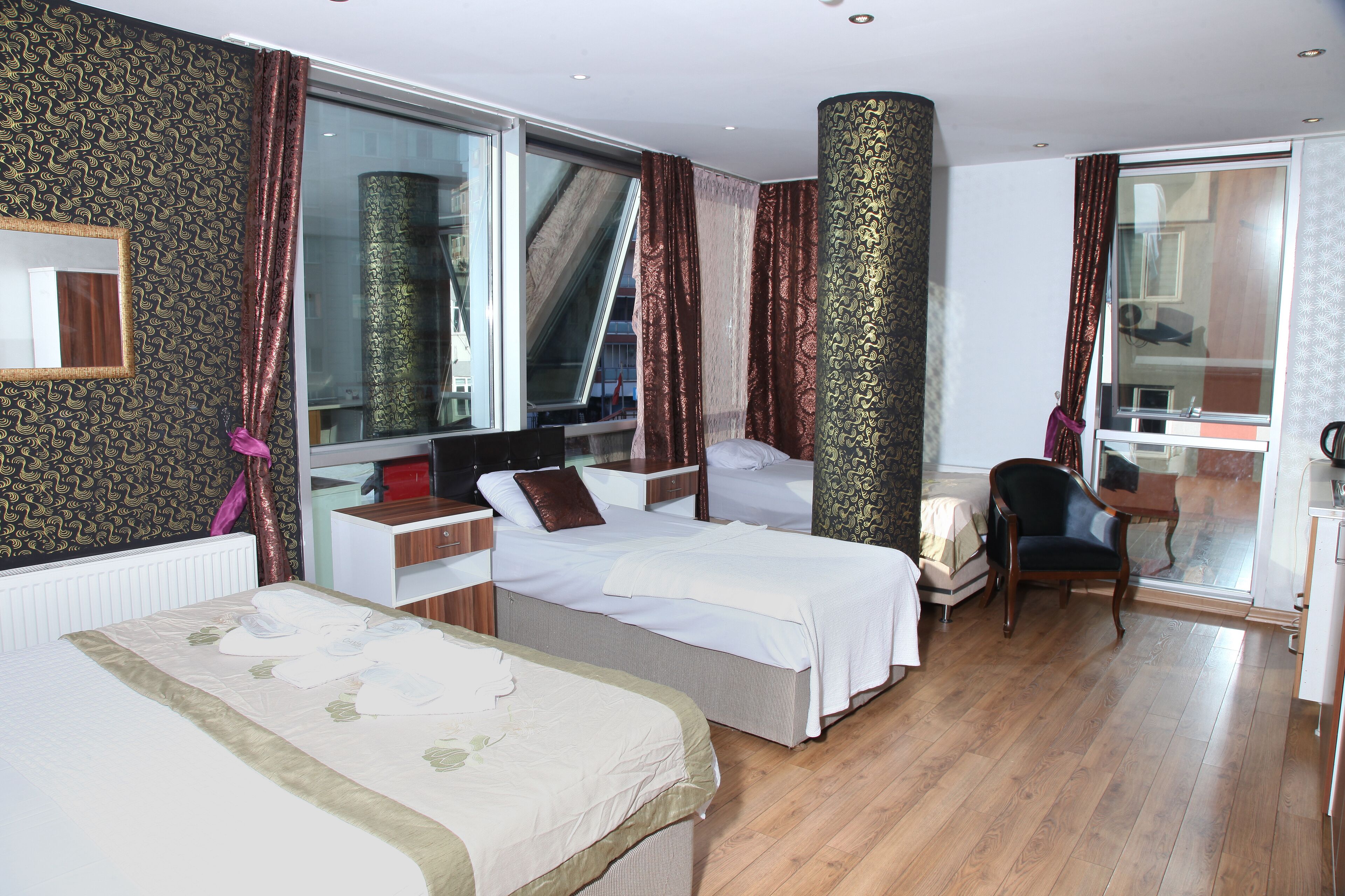 Premium bedding, minibar, desk, blackout curtains