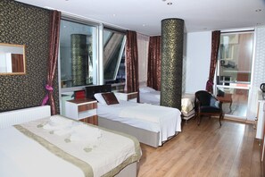 Hochwertige Bettwaren, Minibar, Schreibtisch, Verdunkelungsvorhänge