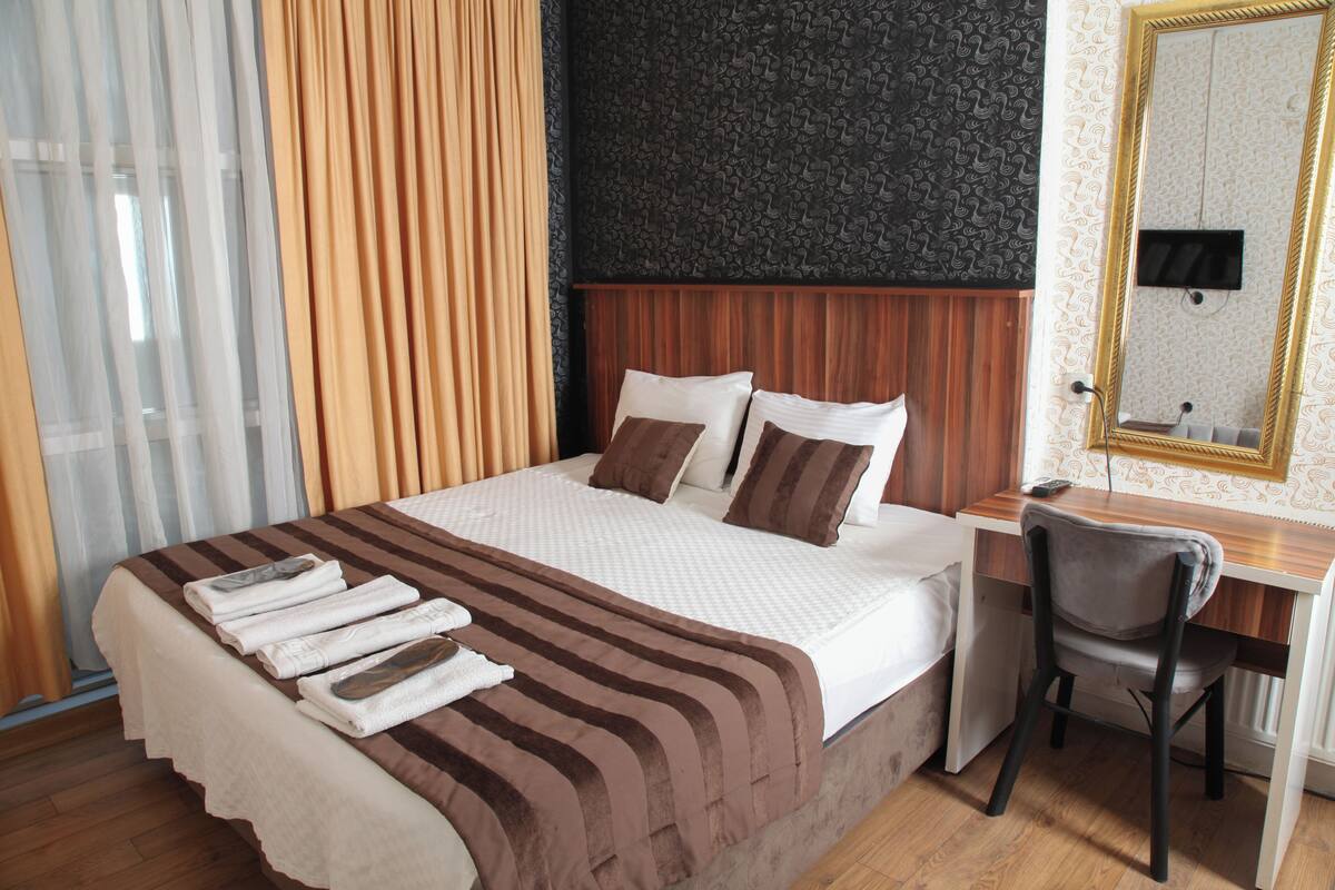 Premium bedding, minibar, desk, blackout drapes