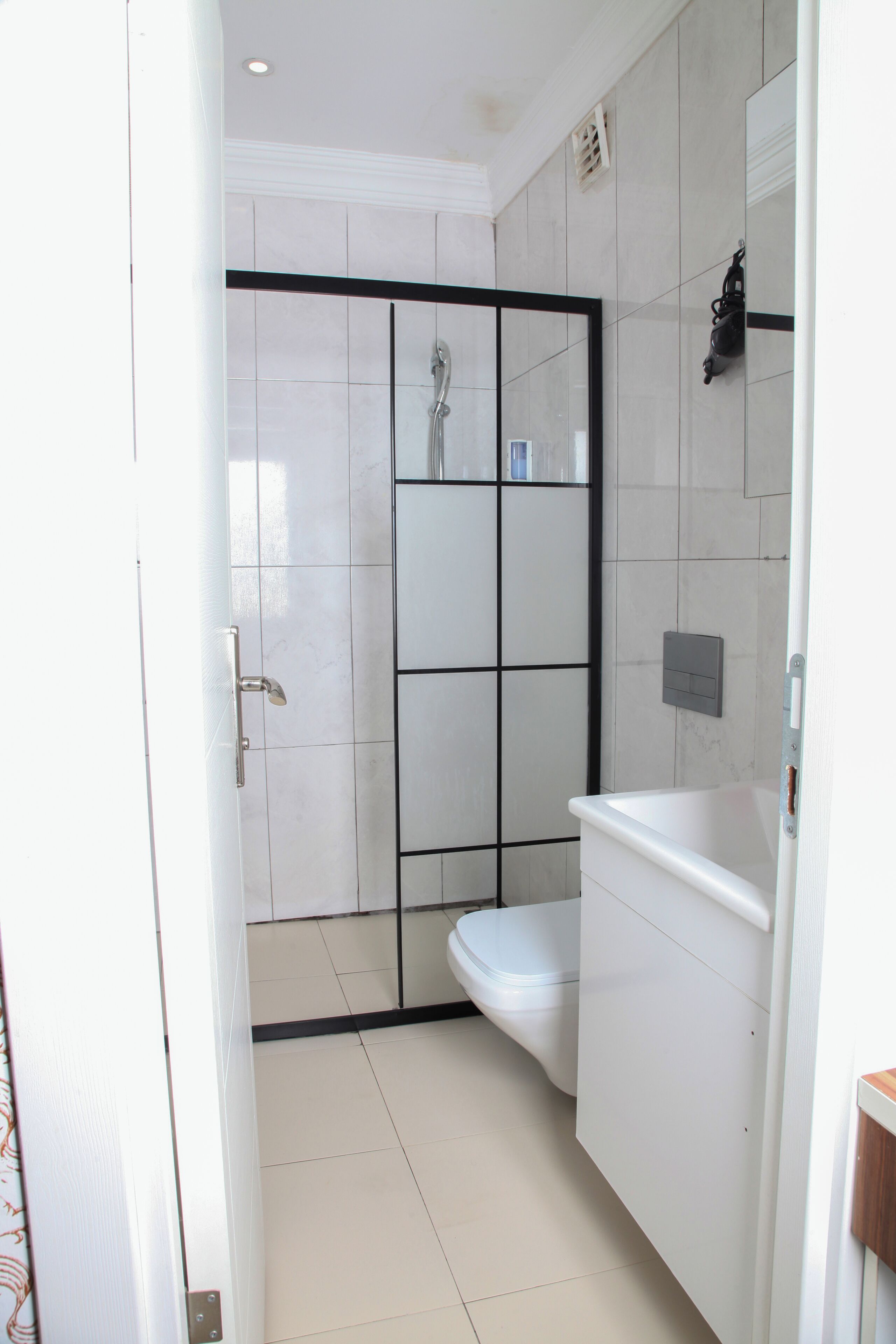 Quarto luxo, 2 quartos | Banheiro | Chuveiro, secador de cabelo, roupões infantis, chinelos