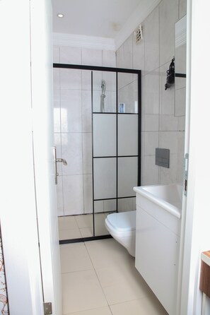 Deluxe kamer, 2 slaapkamers | Badkamer | Een douche, een haardroger, kinderbadjassen, pantoffels