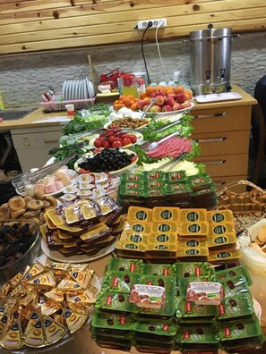 Free daily buffet breakfast 